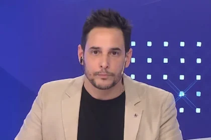 Rodrigo Lussich gesticula mientras realiza la crítica de Rodrigo Lussich sobre la conducción de Santiago del Moro