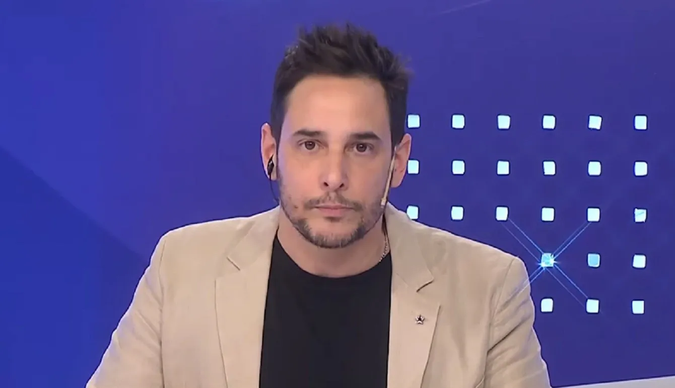 Rodrigo Lussich gesticula mientras realiza la crítica de Rodrigo Lussich sobre la conducción de Santiago del Moro