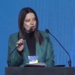 La ministra Sandra Pettovello explicando las áreas de gestión del Ministerio en una reunión oficial