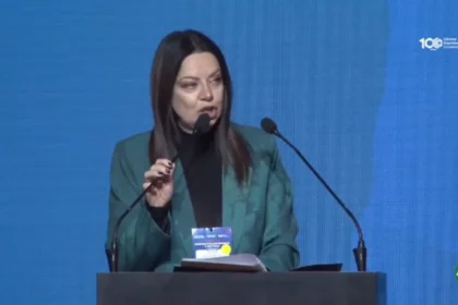 La ministra Sandra Pettovello explicando las áreas de gestión del Ministerio en una reunión oficial