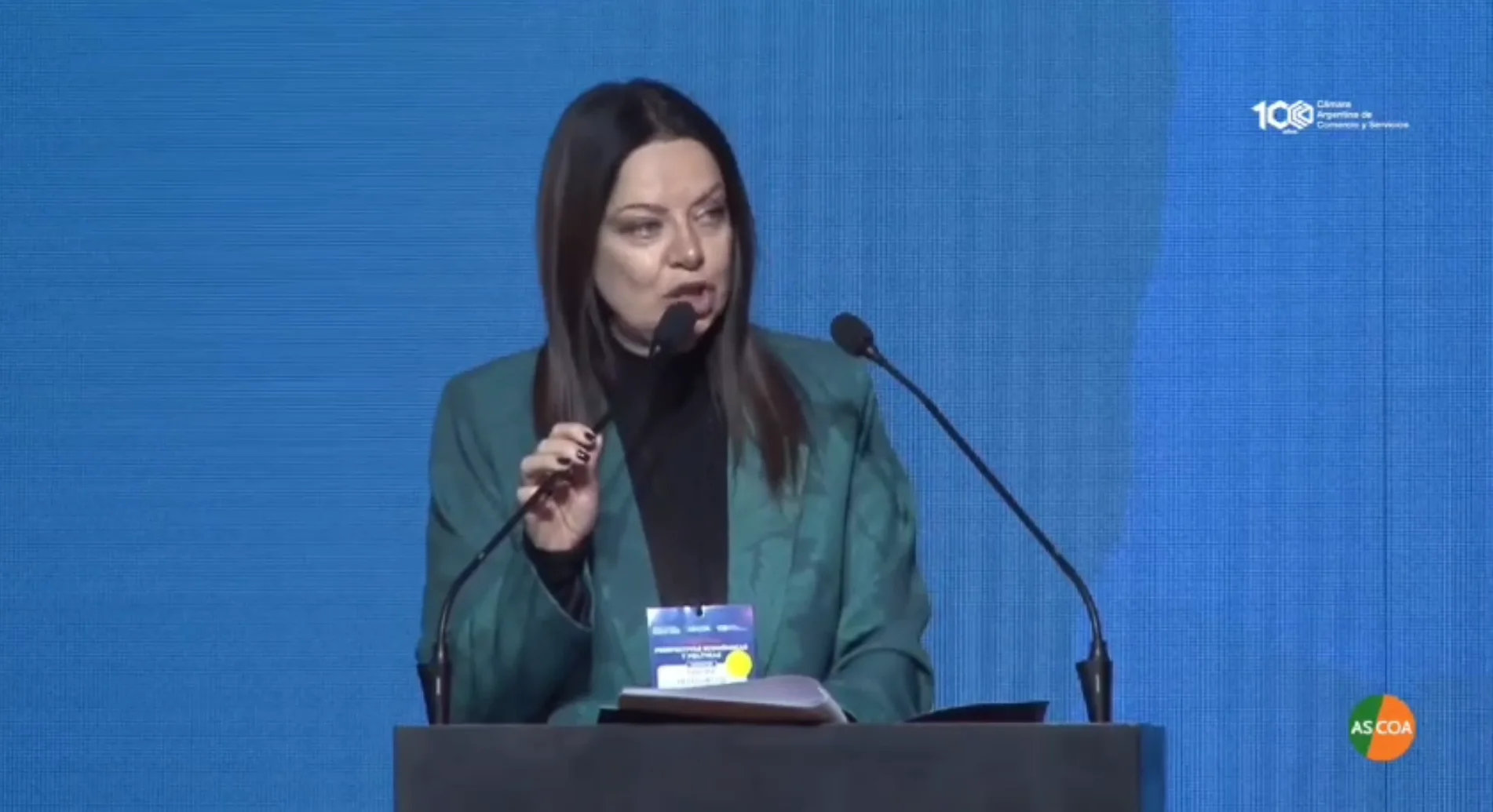 La ministra Sandra Pettovello explicando las áreas de gestión del Ministerio en una reunión oficial