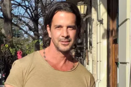 Santiago Almeyda brindando las declaraciones de Santiago Almeyda en una entrevista televisiva reciente