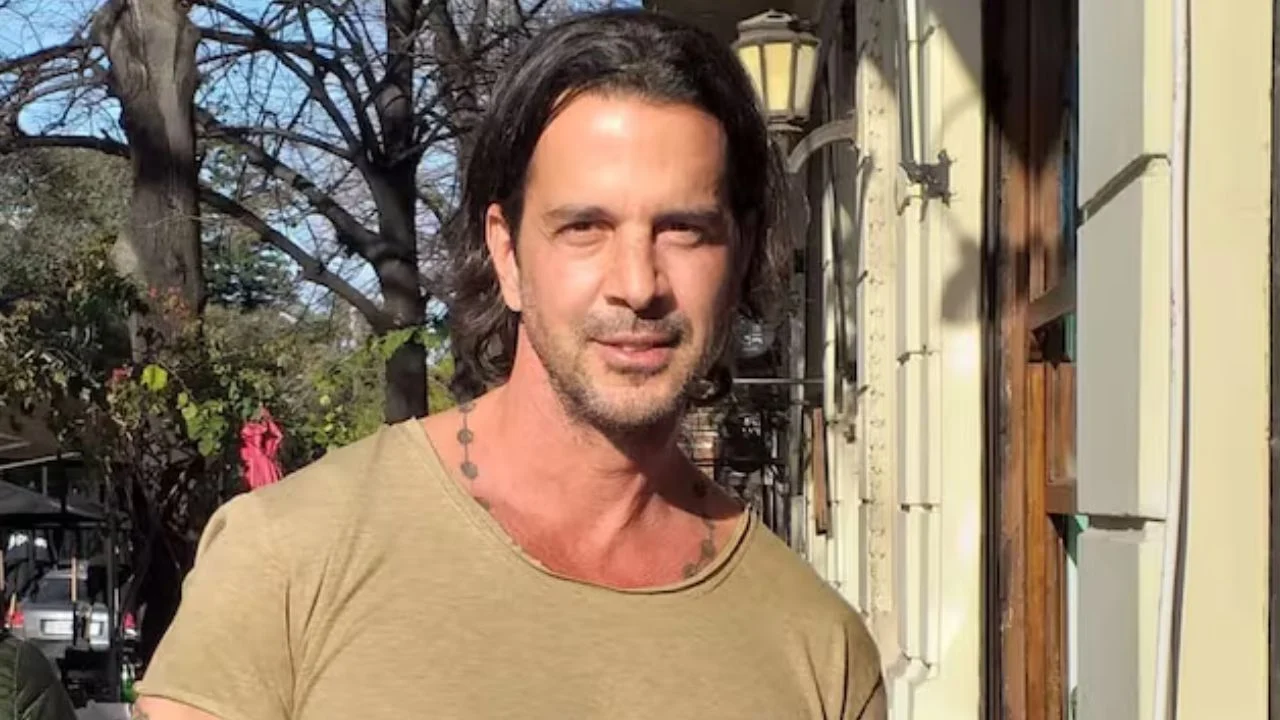 Santiago Almeyda brindando las declaraciones de Santiago Almeyda en una entrevista televisiva reciente