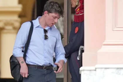 Santiago Caputo cuestionando las acusaciones contra Andrés Vázquez en redes sociales