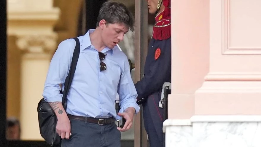 Santiago Caputo cuestionando las acusaciones contra Andrés Vázquez en redes sociales