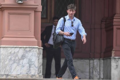 Intercambio digital sobre las redes de desinformación rusa entre el abogado Gregorio Dalbón y el asesor Santiago Caputo