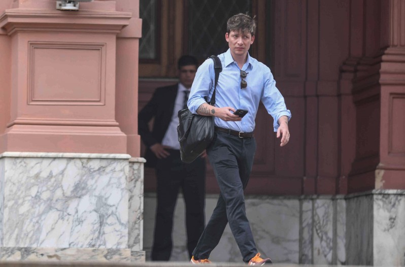 Intercambio digital sobre las redes de desinformación rusa entre el abogado Gregorio Dalbón y el asesor Santiago Caputo