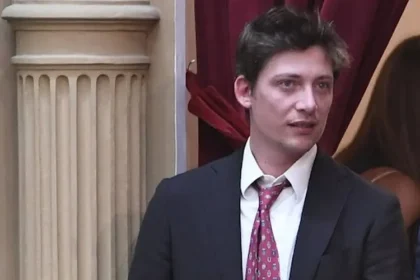 Santiago Caputo defendiendo la gestión de la SIDE ante la detección de una red de espionaje ruso