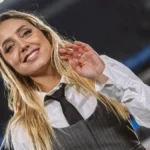 Sofi Martínez muestra su teléfono al referirse al mensaje de la esposa de Messi por WhatsApp