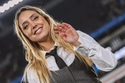 Sofi Martínez muestra su teléfono al referirse al mensaje de la esposa de Messi por WhatsApp