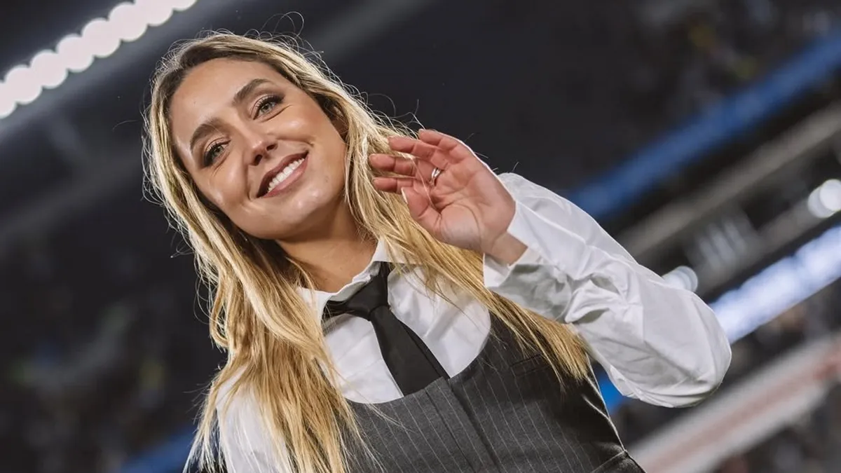 Sofi Martínez muestra su teléfono al referirse al mensaje de la esposa de Messi por WhatsApp