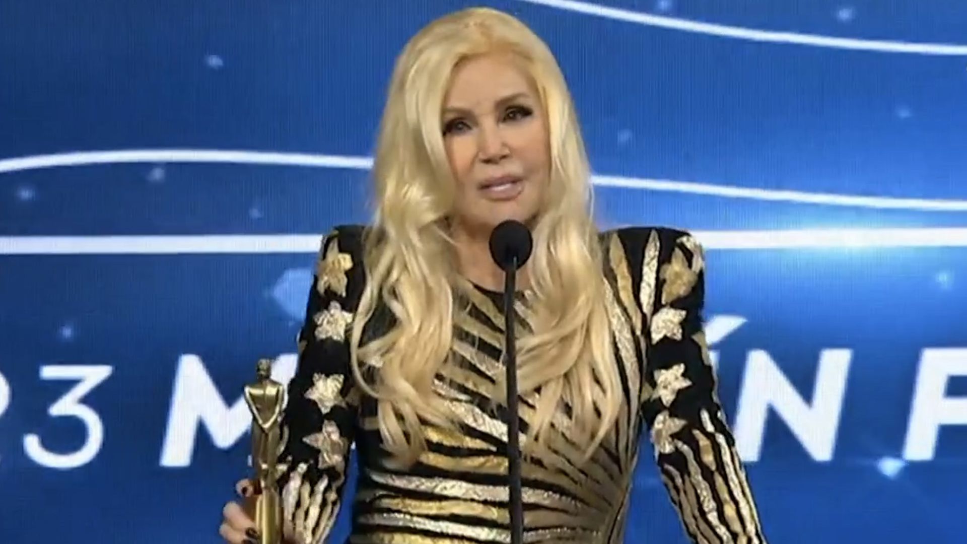 La conductora en su regreso al país para tratar el estado de salud de Susana Giménez tras su viaje a Europa.