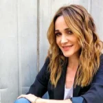 Verónica Lozano gesticula seriamente mientras habla sobre la tensión con Wanda Nara en una entrevista televisiva.