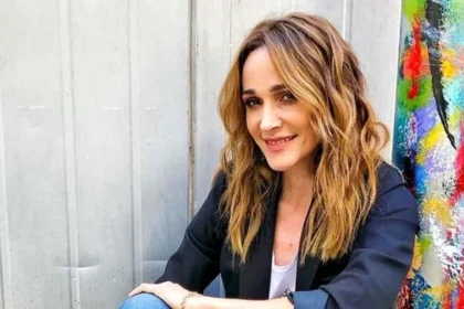 Verónica Lozano gesticula seriamente mientras habla sobre la tensión con Wanda Nara en una entrevista televisiva.