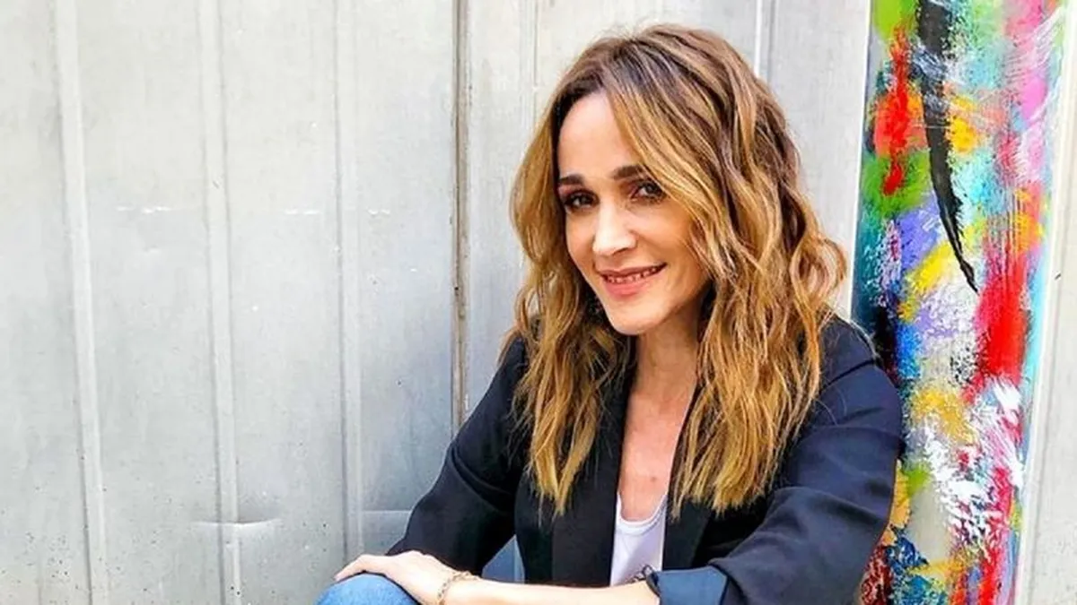 Verónica Lozano gesticula seriamente mientras habla sobre la tensión con Wanda Nara en una entrevista televisiva.