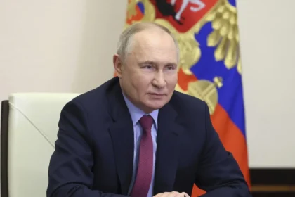 Abogado Jorge Monastersky presentando la denuncia penal por la presunta injerencia de Rusia contra el gobierno