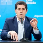 El senador Wado de Pedro exponiendo sobre el impacto del modelo económico de Milei en el consumo y la industria