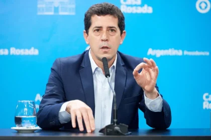 El senador Wado de Pedro exponiendo sobre el impacto del modelo económico de Milei en el consumo y la industria