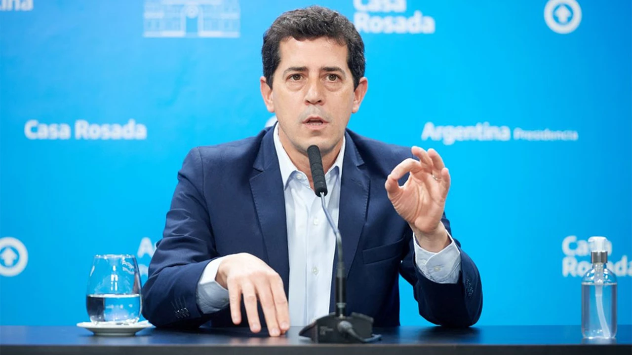 El senador Wado de Pedro exponiendo sobre el impacto del modelo económico de Milei en el consumo y la industria