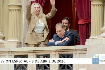 Karina Milei en Diputados observa la sesión desde el palco mientras la oposición entona cánticos durante el debate.
