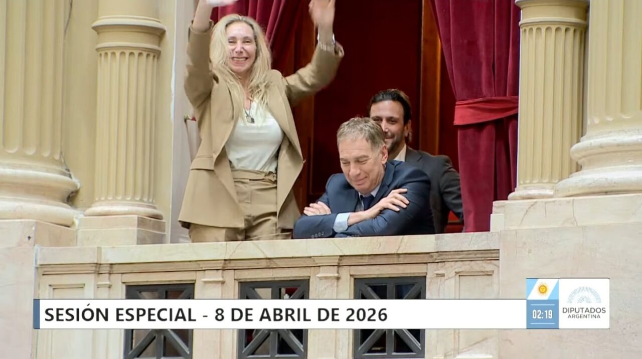 Karina Milei en Diputados observa la sesión desde el palco mientras la oposición entona cánticos durante el debate.