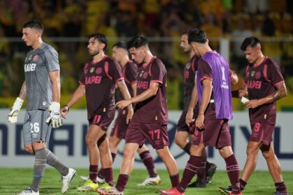 Jugadores de Mirassol festejan ante el amargo debut de Lanús en Libertadores en el estadio Jose Maria de Campos Maia
