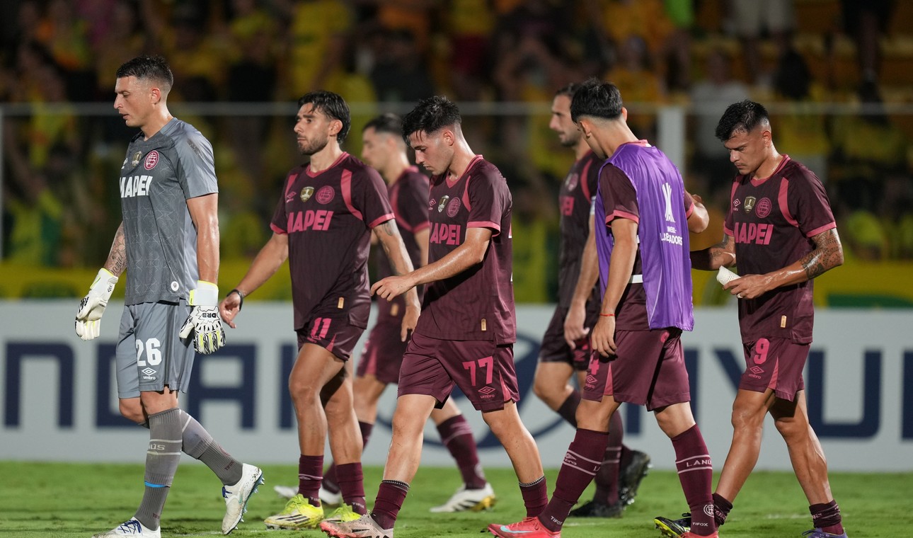 Jugadores de Mirassol festejan ante el amargo debut de Lanús en Libertadores en el estadio Jose Maria de Campos Maia