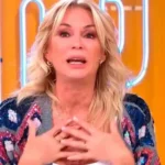 La conductora analizando la tensa relación de Yanina Latorre con Beto Casella en su programa de radio.