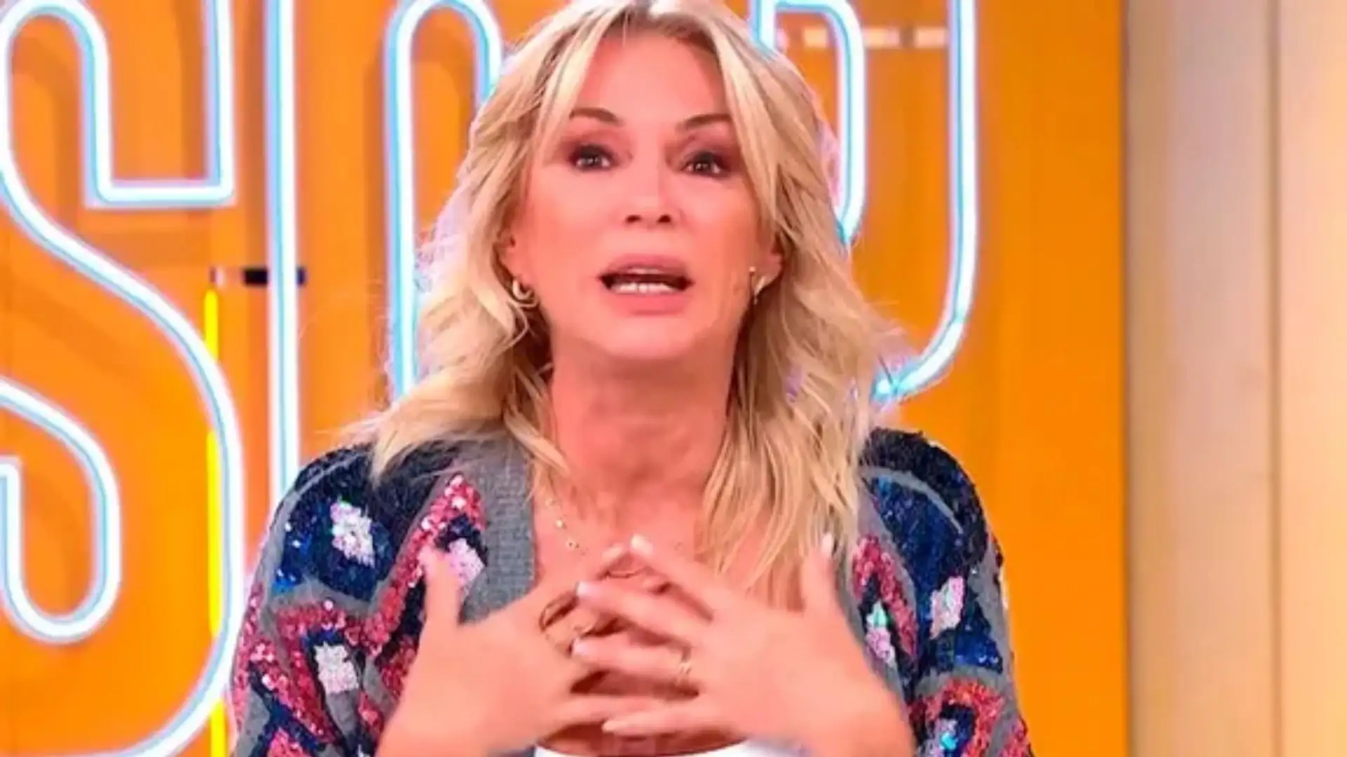 La conductora analizando la tensa relación de Yanina Latorre con Beto Casella en su programa de radio.