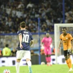 Lionel Messi y Nicolás Otamendi abrazados durante la despedida de la Selección Argentina en La Bombonera tras golear a Zambia