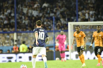Lionel Messi y Nicolás Otamendi abrazados durante la despedida de la Selección Argentina en La Bombonera tras golear a Zambia