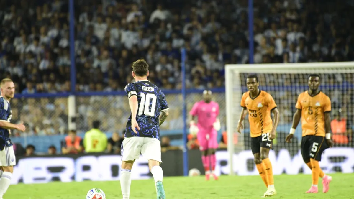 Lionel Messi y Nicolás Otamendi abrazados durante la despedida de la Selección Argentina en La Bombonera tras golear a Zambia