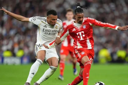 Jugadores lamentando la derrota del Real Madrid tras el pitazo final frente al Bayern Munich.