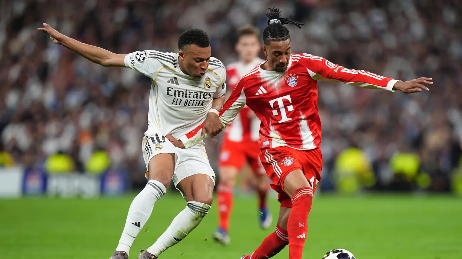 Jugadores lamentando la derrota del Real Madrid tras el pitazo final frente al Bayern Munich.