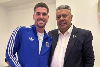 El mediocampista argentino hablando en conferencia sobre la postura de Rodrigo De Paul ante los conflictos políticos.