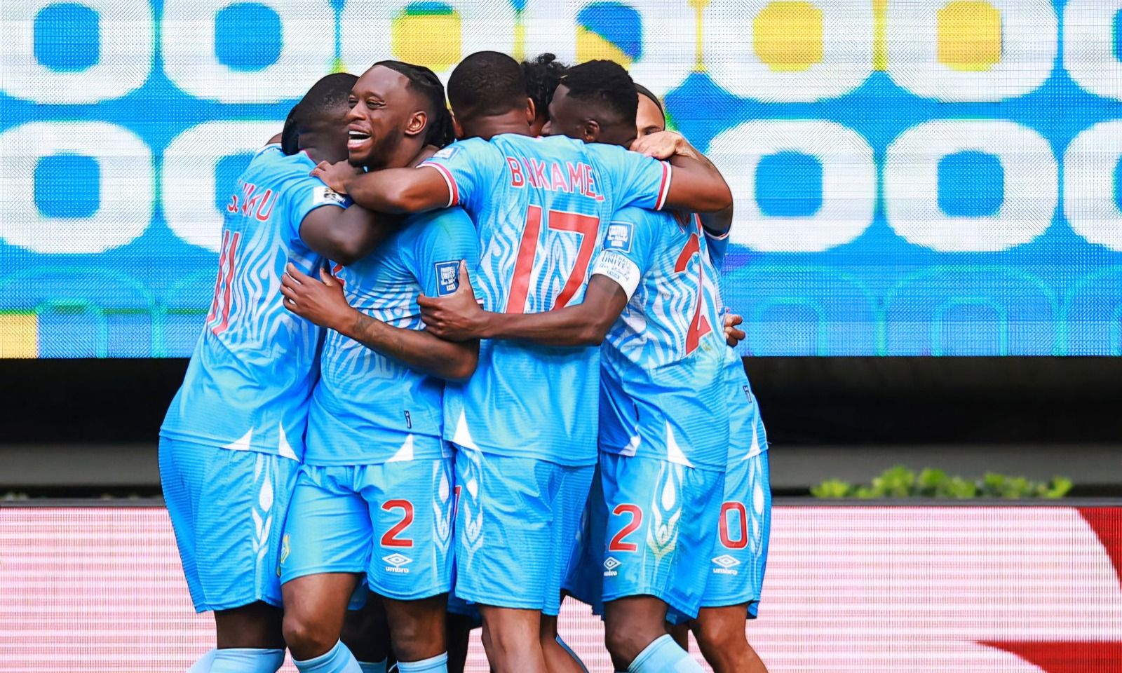 Festejo de gol histórico para el seleccionado congoleño tras vencer a Jamaica en el repechaje mundialista