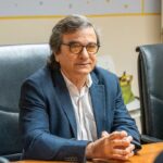 El ministro Luis Caputo tras aceptar la renuncia de Carlos Frugoni por el escándalo en Miami