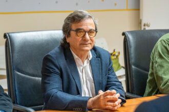 El ministro Luis Caputo tras aceptar la renuncia de Carlos Frugoni por el escándalo en Miami