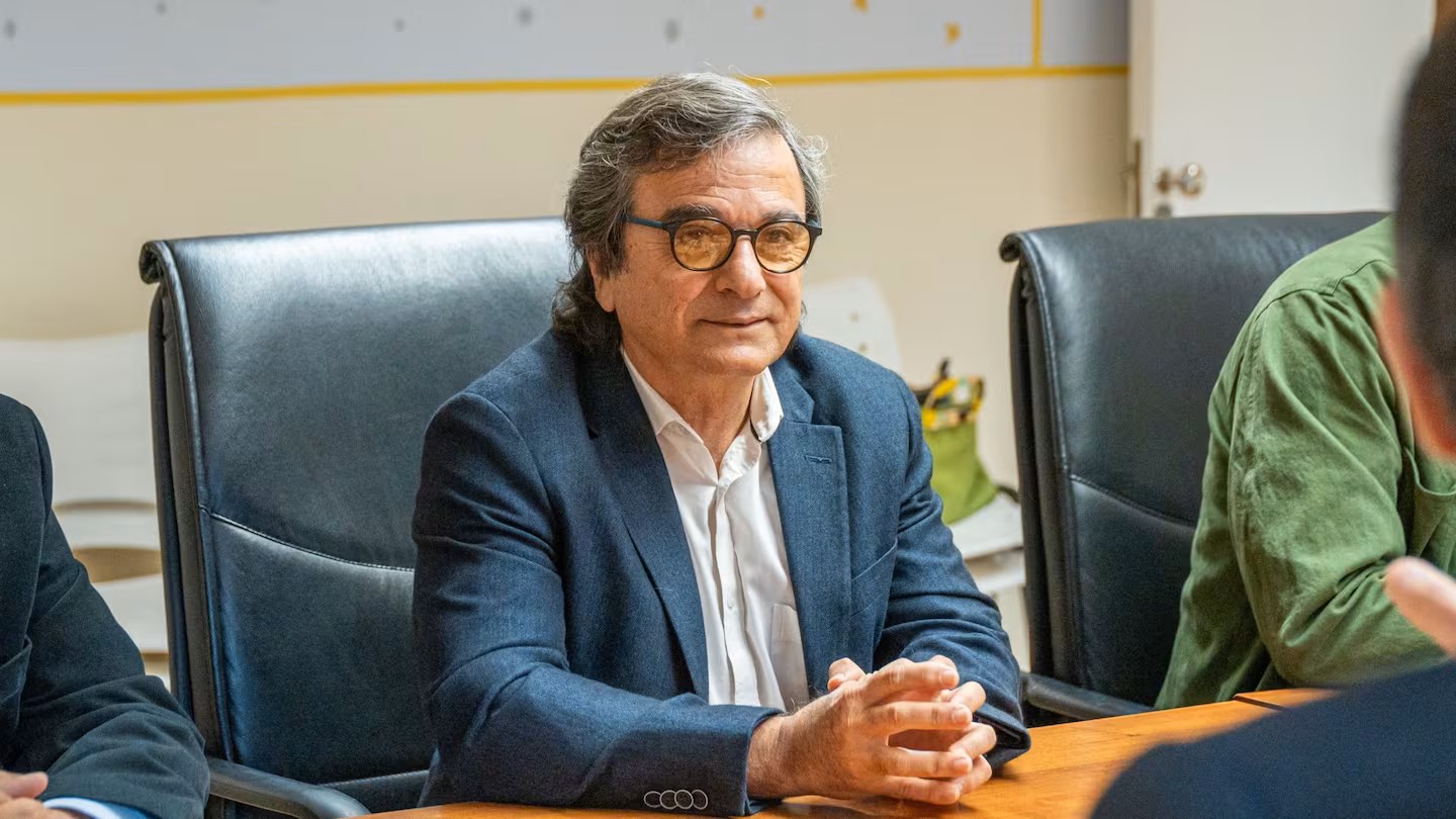 El ministro Luis Caputo tras aceptar la renuncia de Carlos Frugoni por el escándalo en Miami