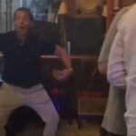 Mariano Páez realizando gestos discriminatorios durante el escándalo del padre de Agostina en un bar