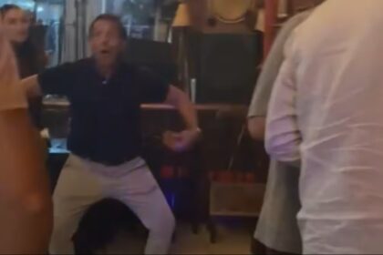 Mariano Páez realizando gestos discriminatorios durante el escándalo del padre de Agostina en un bar