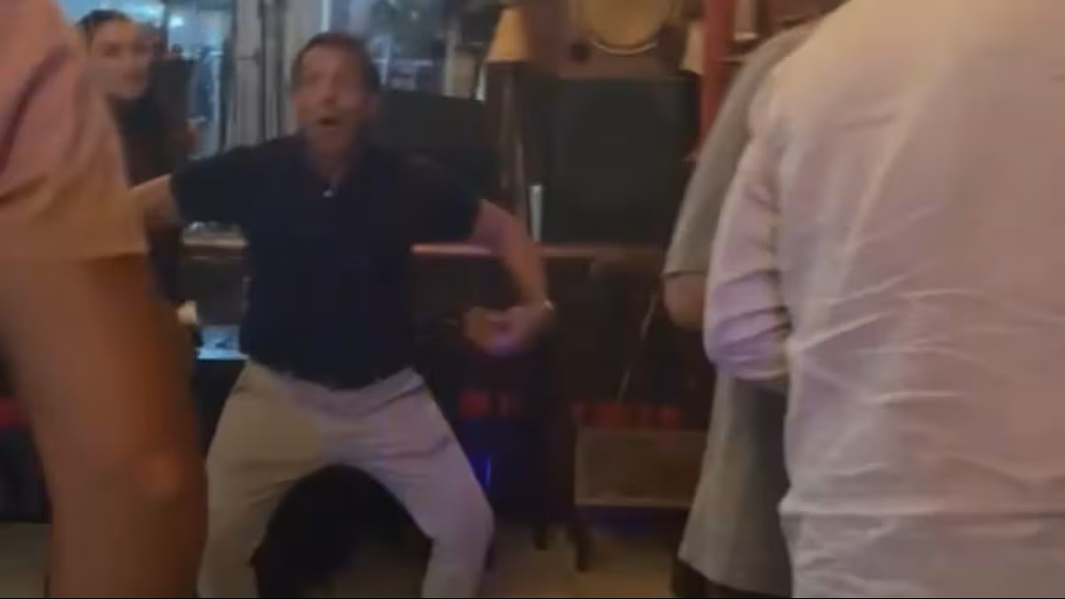 Mariano Páez realizando gestos discriminatorios durante el escándalo del padre de Agostina en un bar