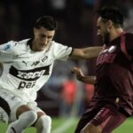 Jugadores disputando la pelota durante el empate sin goles en Lanús por la Liga Profesional de Fútbol.