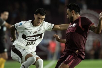 Jugadores disputando la pelota durante el empate sin goles en Lanús por la Liga Profesional de Fútbol.