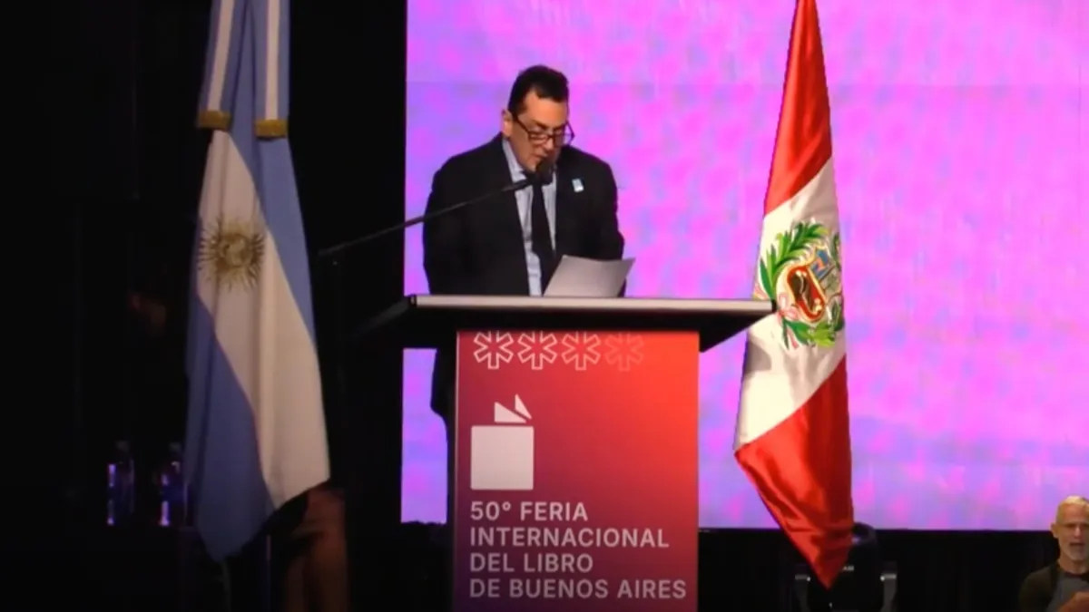 El secretario de Cultura de la Nación brindando el discurso de Leonardo Cifelli en la Feria del Libro.