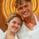 Los influencers Ian Lucas y Sofía Gonet abrazados y sonrientes tras el final de MasterChef Celebrity