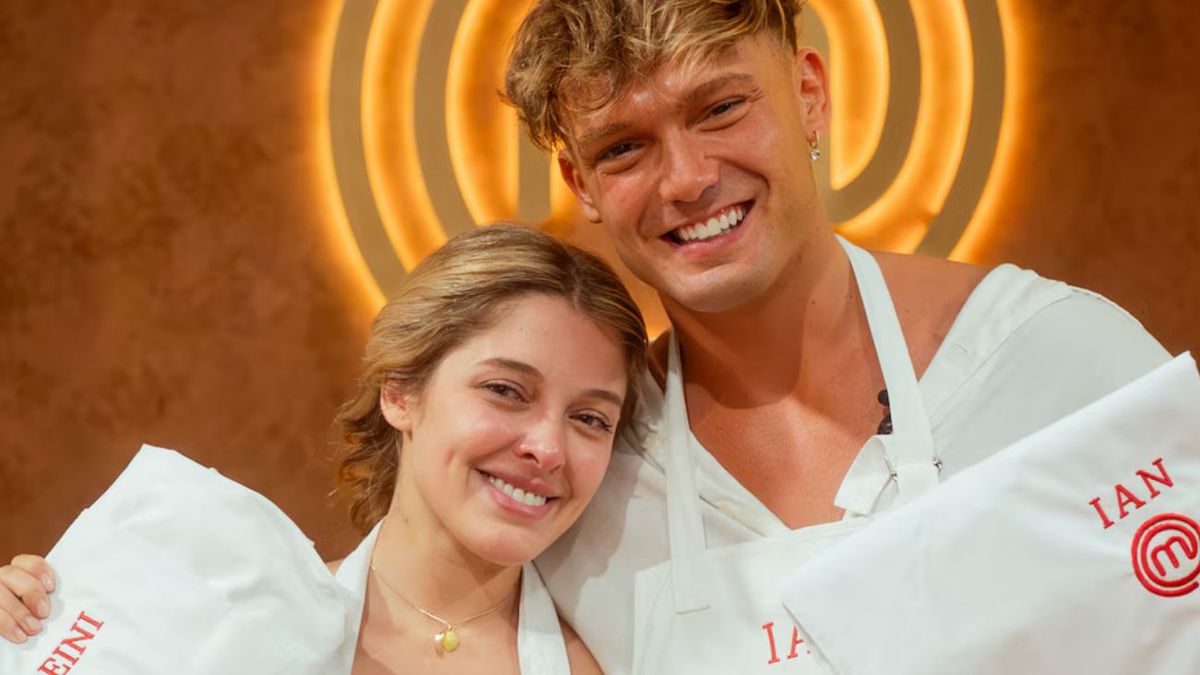Los influencers Ian Lucas y Sofía Gonet abrazados y sonrientes tras el final de MasterChef Celebrity
