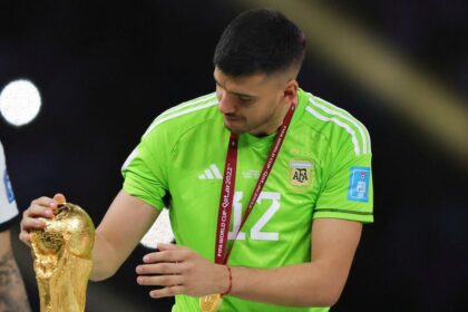 Gerónimo Rulli atajando en Francia ante el posible interés de Boca por reforzar el arco xeneize