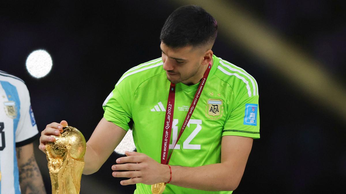 Gerónimo Rulli atajando en Francia ante el posible interés de Boca por reforzar el arco xeneize