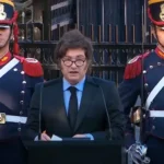 Javier Milei en el monumento de Plaza San Martín durante el acto central por el Día del Veterano